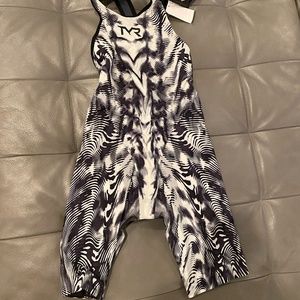 TYR VENZIO GENESIS CLOSED BACK TECH SUIT 24